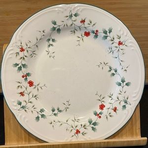 Pfaltzgraff winterberry dinner plates